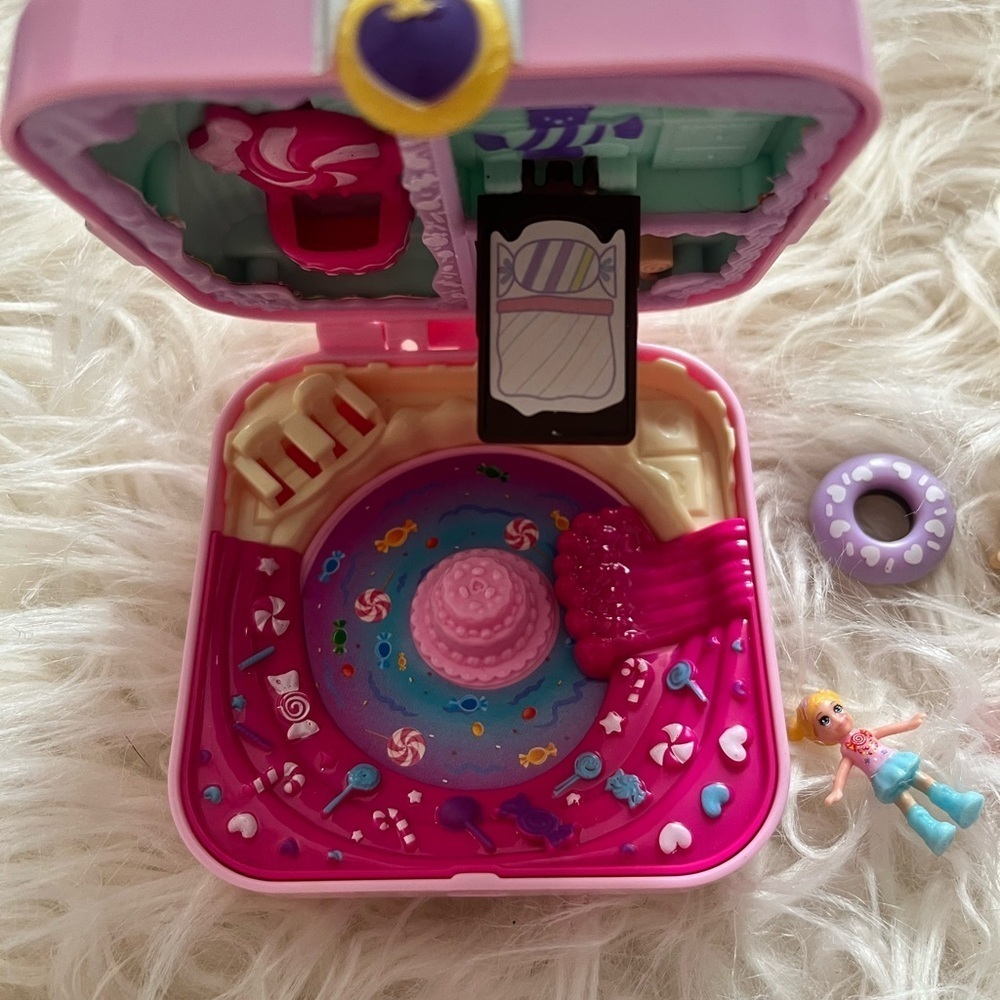 Polly Pocket Partytime Surprise Pink With Figure 2018 GDL84 Gingerbread Man - Picture 2 of 5